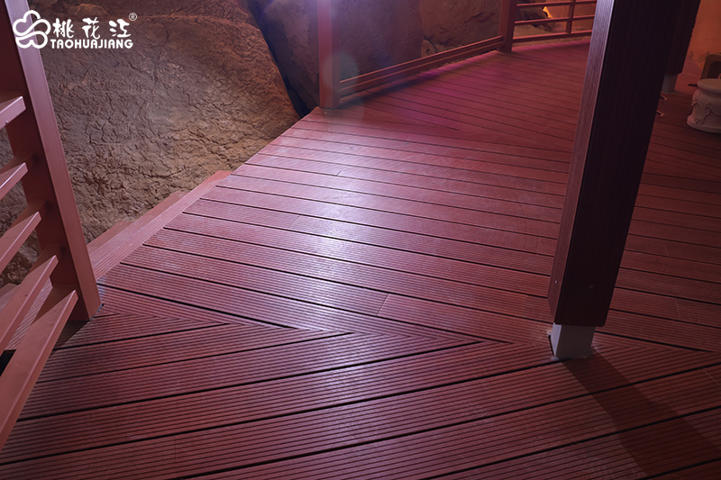 青云洞内的桃花江竹木地板