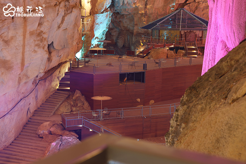 青云洞内的桃花江栈道竹木地板